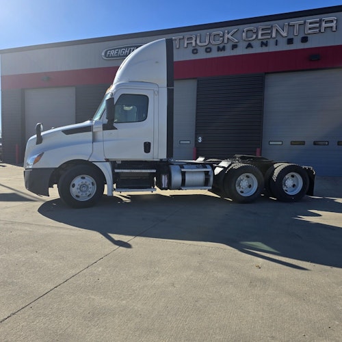 2020 Freightliner Cascadia 126" Day cab photo 2