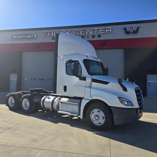 2020 Freightliner Cascadia 126" Day cab photo 3