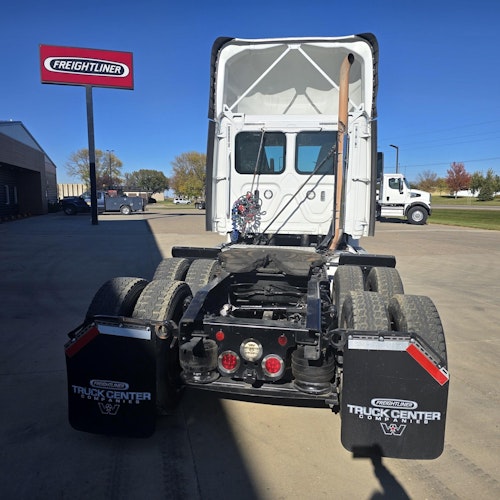 2020 Freightliner Cascadia 126" Day cab photo 4
