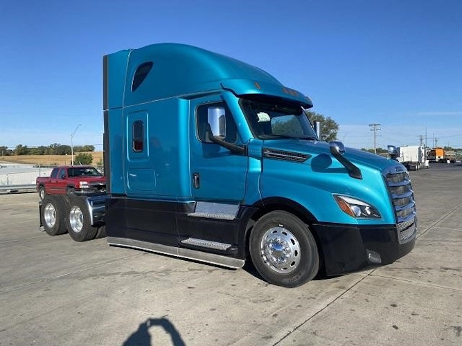 2022 Freightliner Cascadia 126" Sleeper Cab photo 2