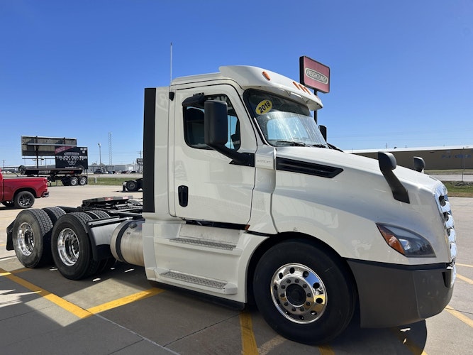 2018 Freightliner Cascadia 126" Day cab photo 2