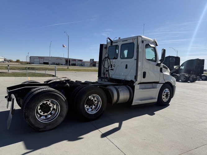 2018 Freightliner Cascadia 126" Day cab photo 4