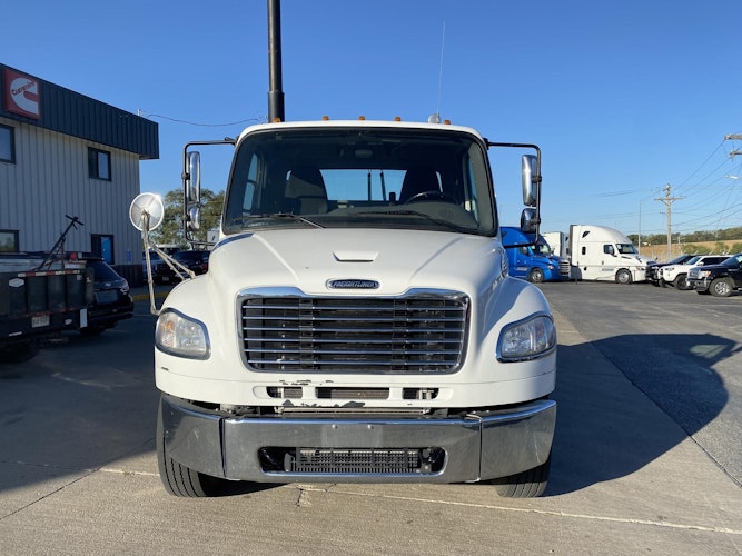 2021 Freightliner M2 106 Medium Duty photo 2