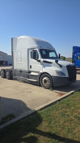 2020 Freightliner Cascadia 126" Sleeper Cab photo 2