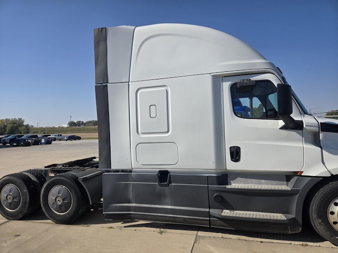 2020 Freightliner Cascadia 126" Sleeper Cab photo 3