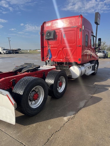 2019 Freightliner Cascadia photo 3