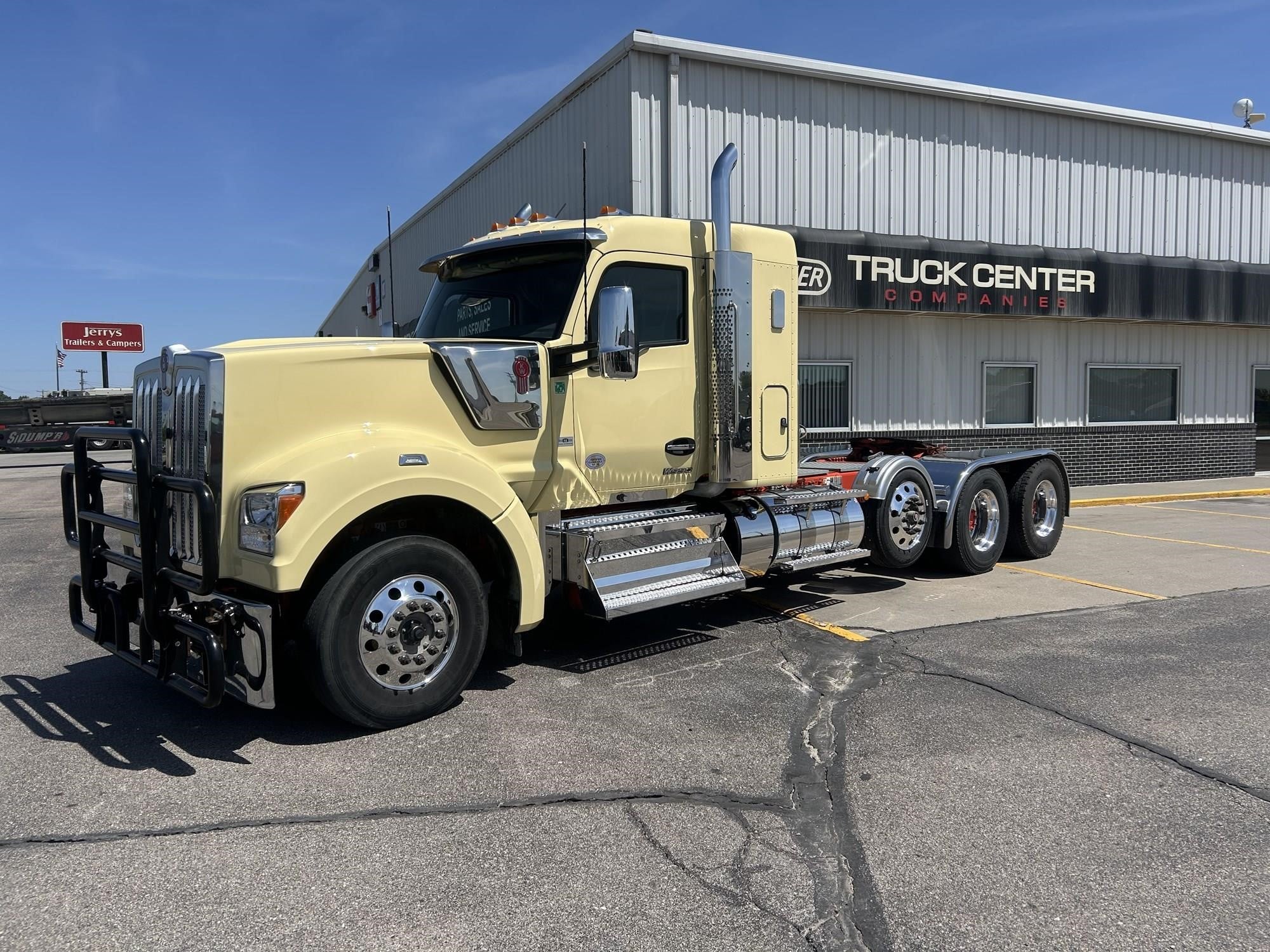 2024 Kenworth W990