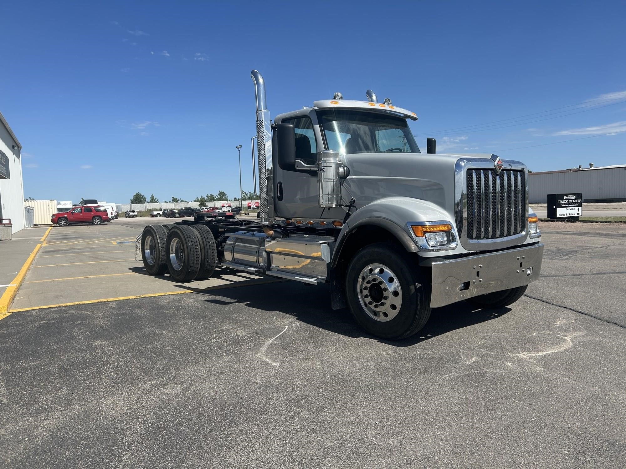 2025 International HX — photo 2