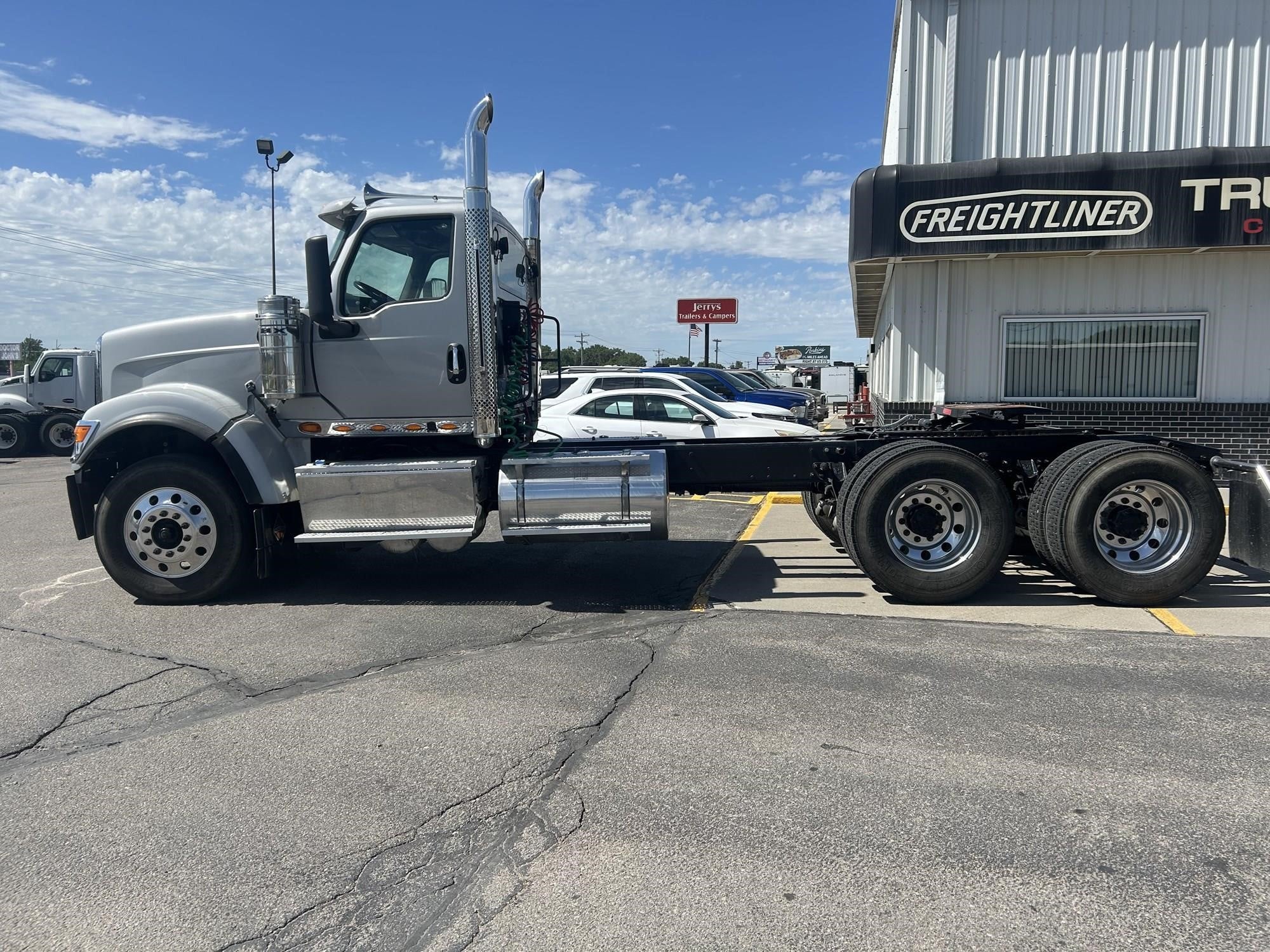 2025 International HX — photo 3