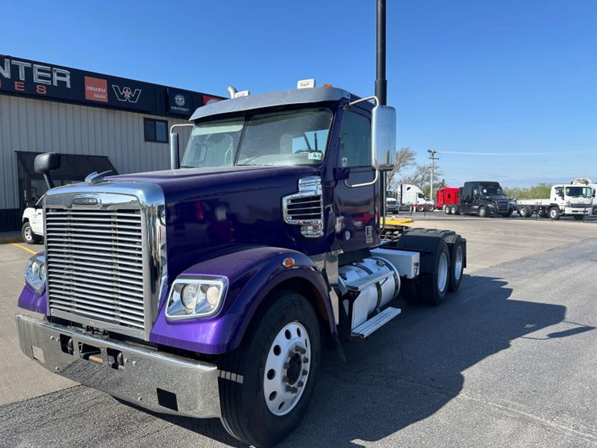 2018 Freightliner 122SD — photo 2