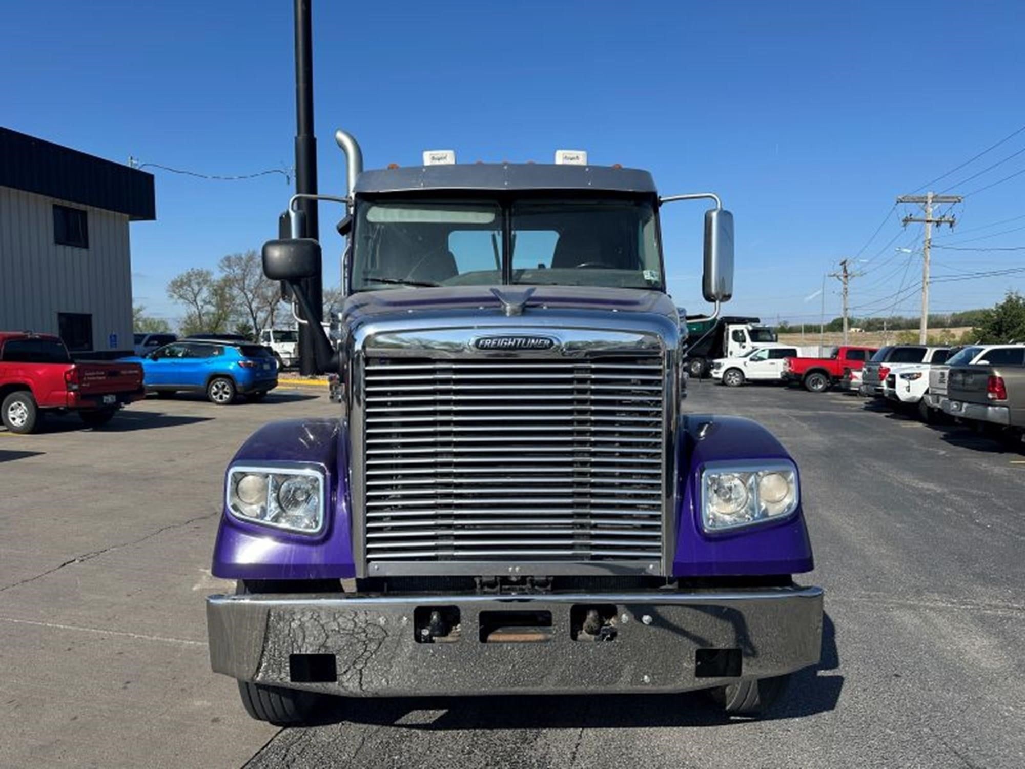 2018 Freightliner 122SD — photo 3