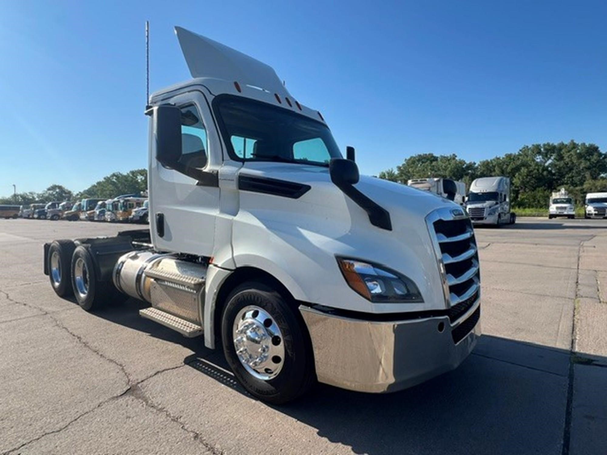 2020 Freightliner Cascadia — photo 2