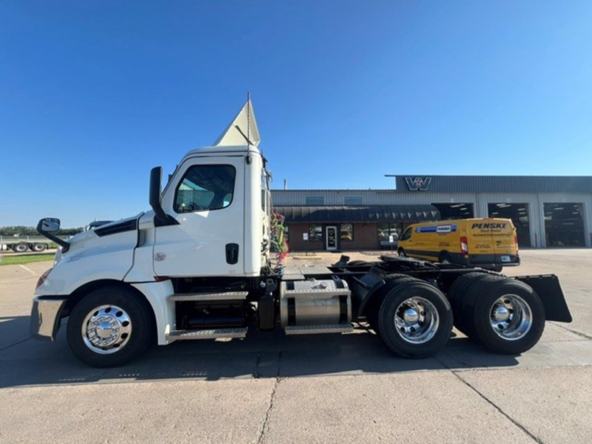 2020 Freightliner Cascadia — photo 5