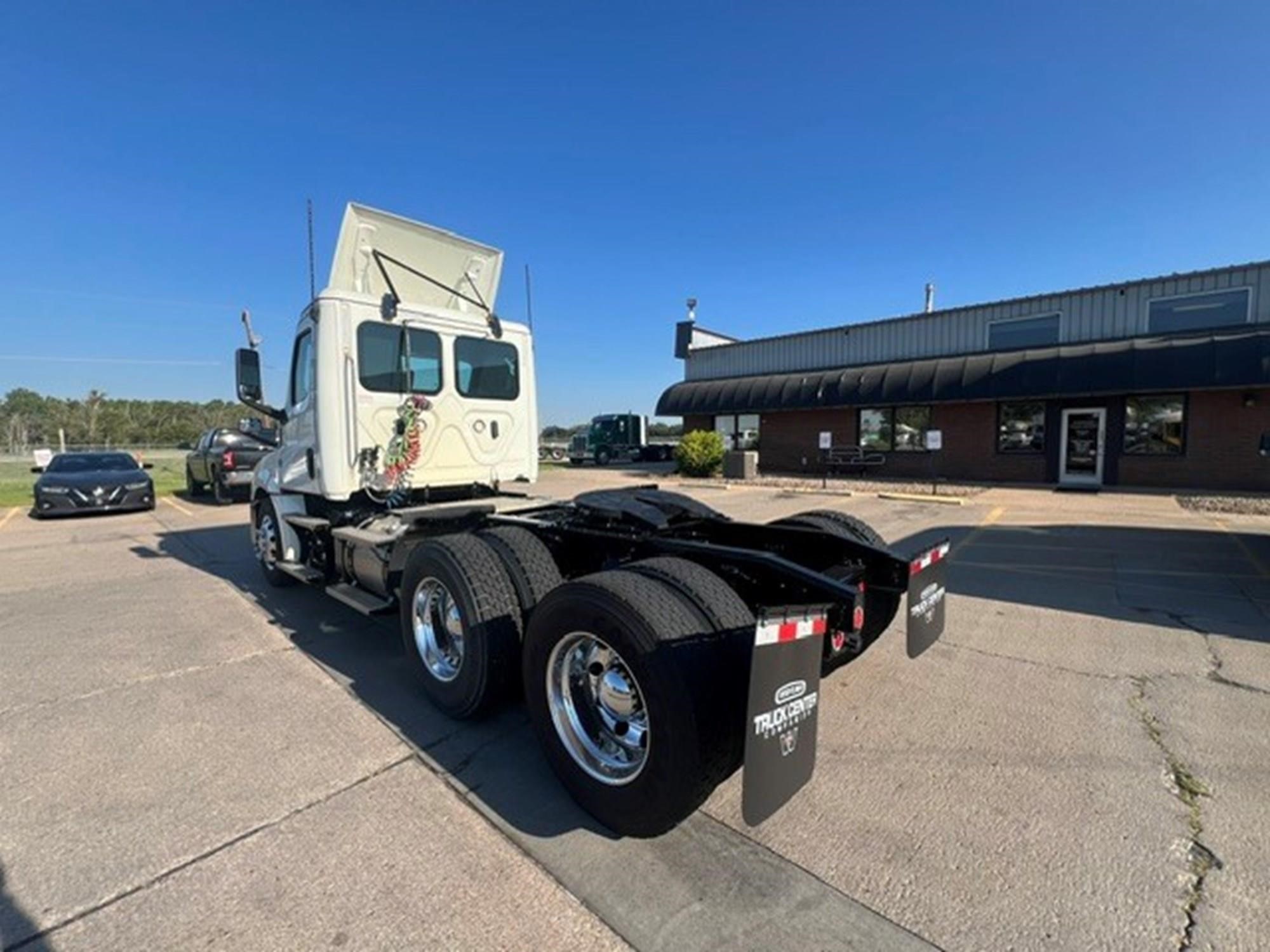 2020 Freightliner Cascadia — photo 6