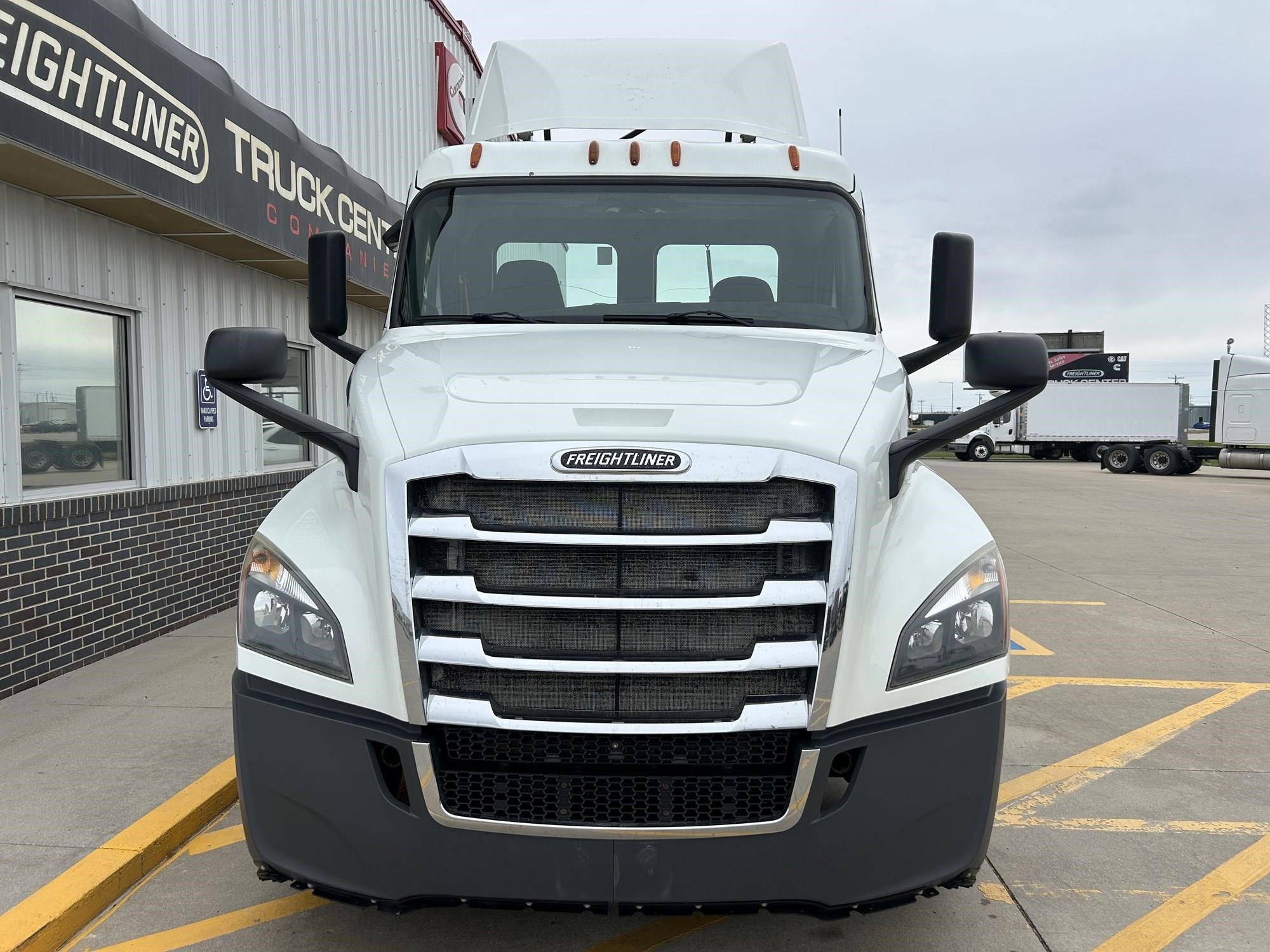 2018 Freightliner Cascadia — photo 2