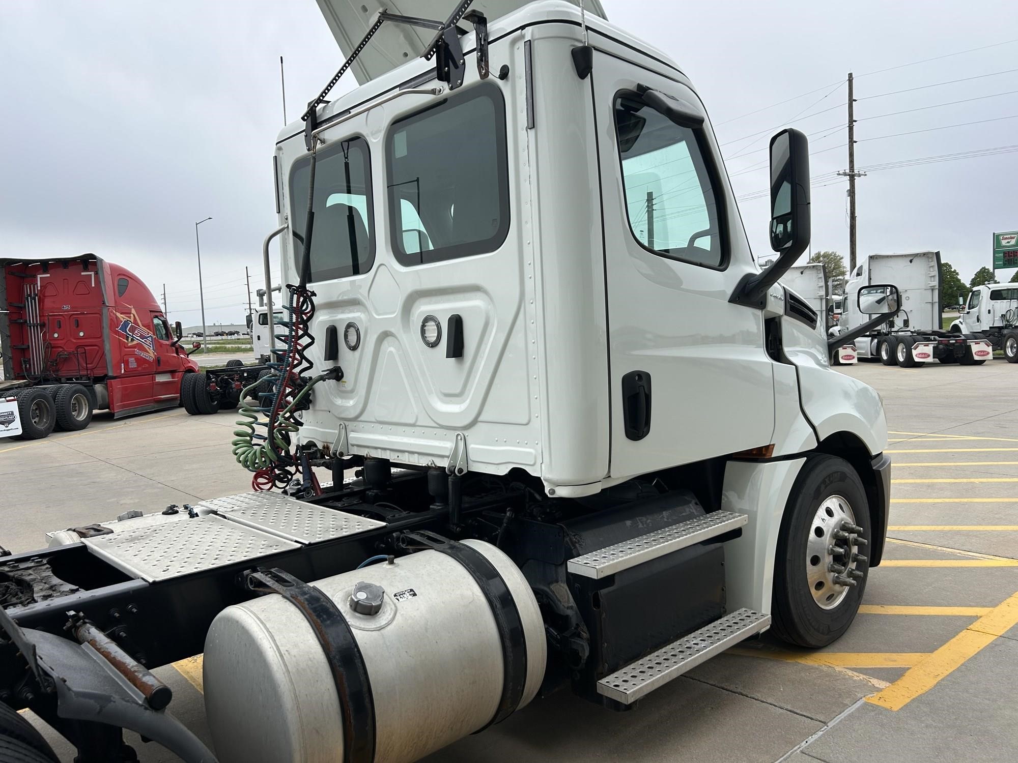2018 Freightliner Cascadia — photo 4