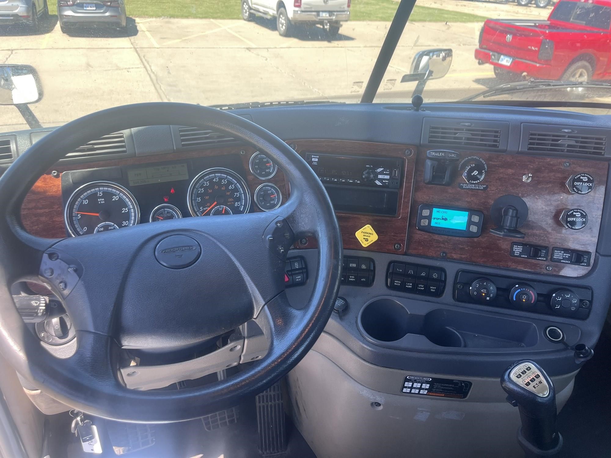 2019 Freightliner Cascadia — photo 8