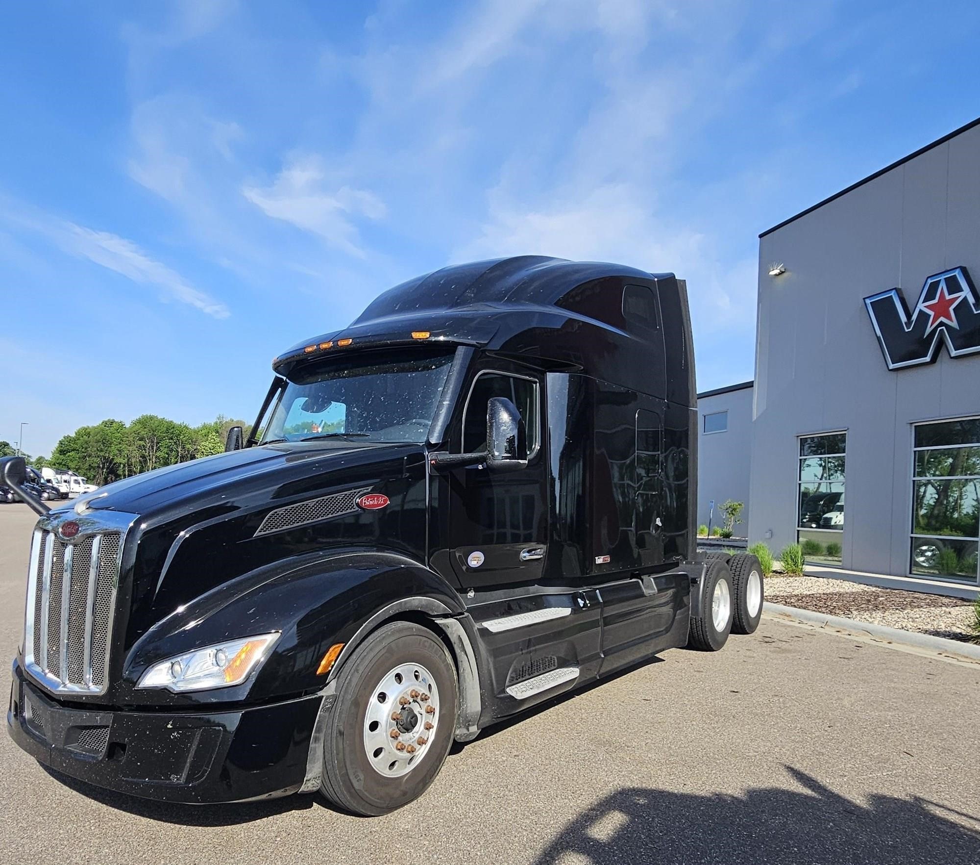 2023 Peterbilt 579 — photo 2