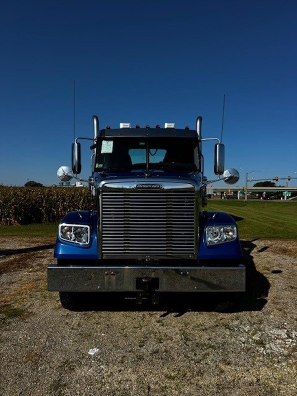 2019 Freightliner 122SD — photo 2
