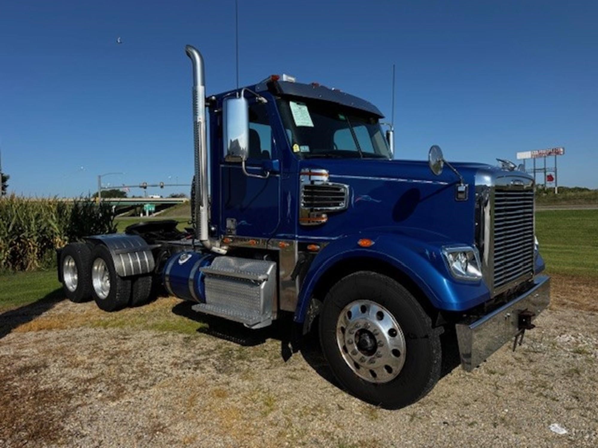 2019 Freightliner 122SD — photo 3