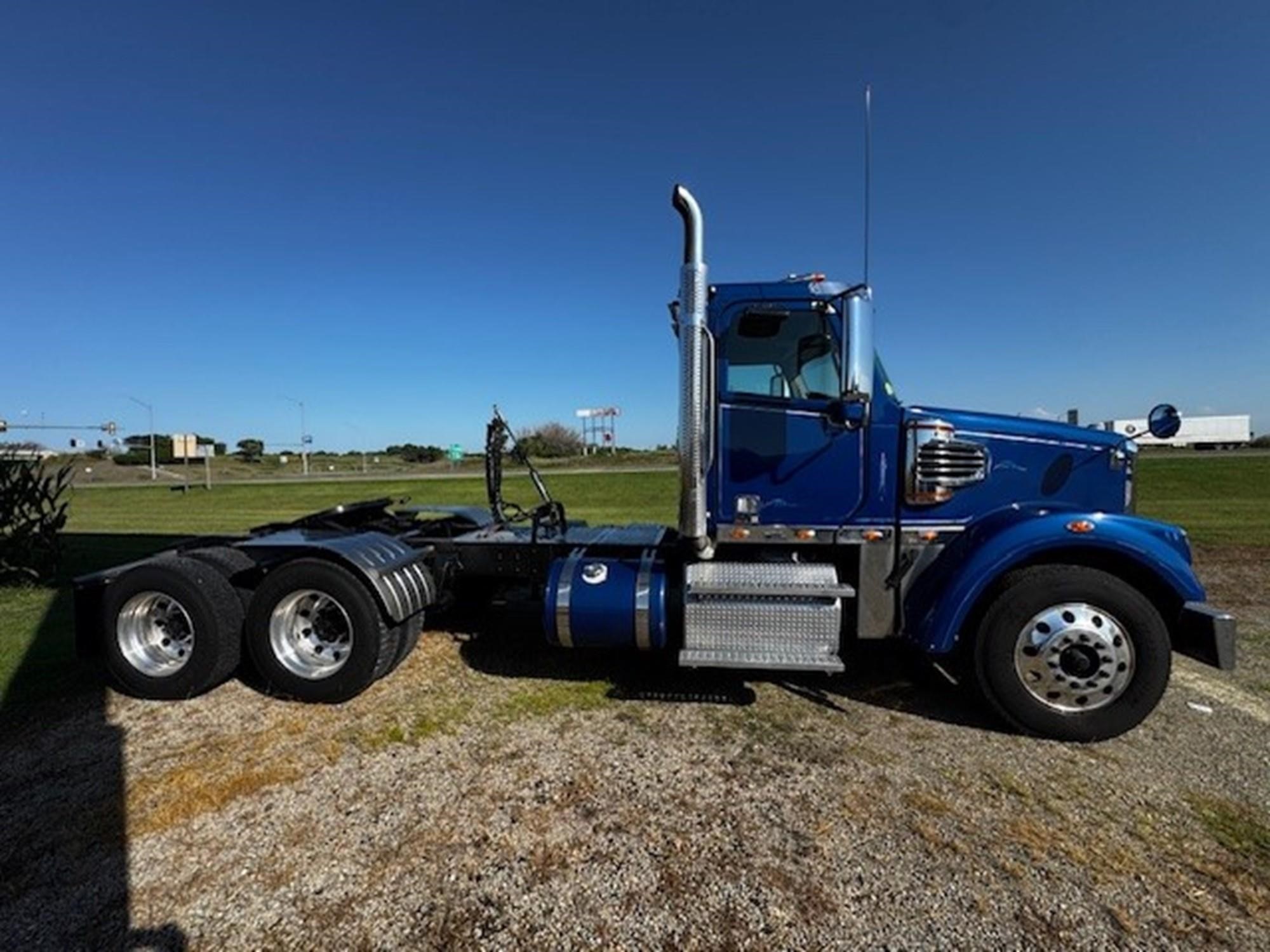 2019 Freightliner 122SD — photo 4