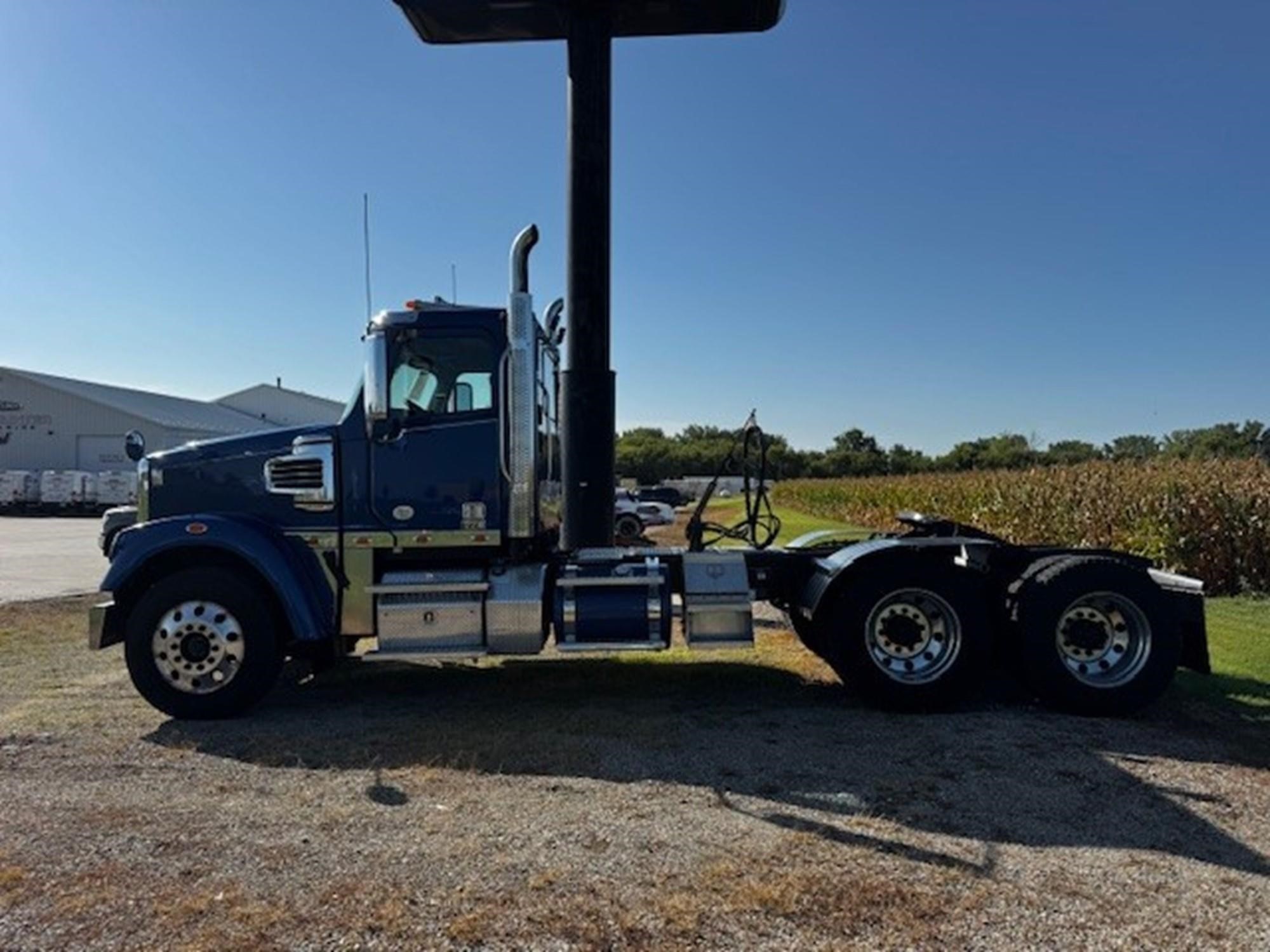 2019 Freightliner 122SD — photo 8