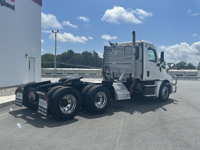 2021 Freightliner Cascadia 126" Day cab photo 2