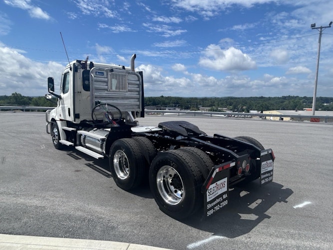 2021 Freightliner Cascadia 126" Day cab photo 3