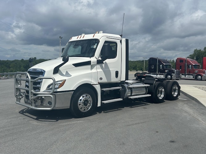 2021 Freightliner Cascadia 126" Day cab photo 4
