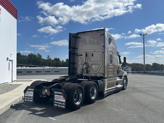 2022 Freightliner Cascadia 126" Sleeper Cab photo 3
