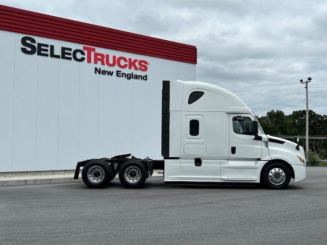 2021 Freightliner Cascadia 126" Sleeper Cab photo 2