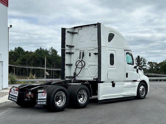 2021 Freightliner Cascadia 126" Sleeper Cab photo 3
