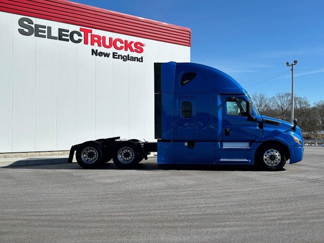 2022 Freightliner Cascadia 126" Sleeper Cab photo 3