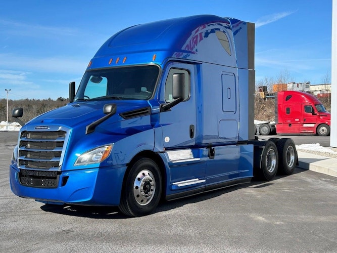 2022 Freightliner Cascadia 126" Sleeper Cab photo 2
