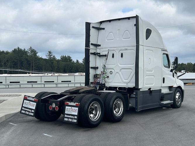 2023 Freightliner Cascadia 126" Sleeper Cab photo 2