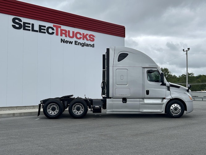 2021 Freightliner Cascadia 126" Sleeper Cab photo 2