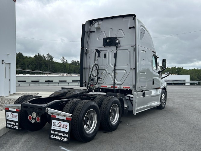 2021 Freightliner Cascadia 126" Sleeper Cab photo 3
