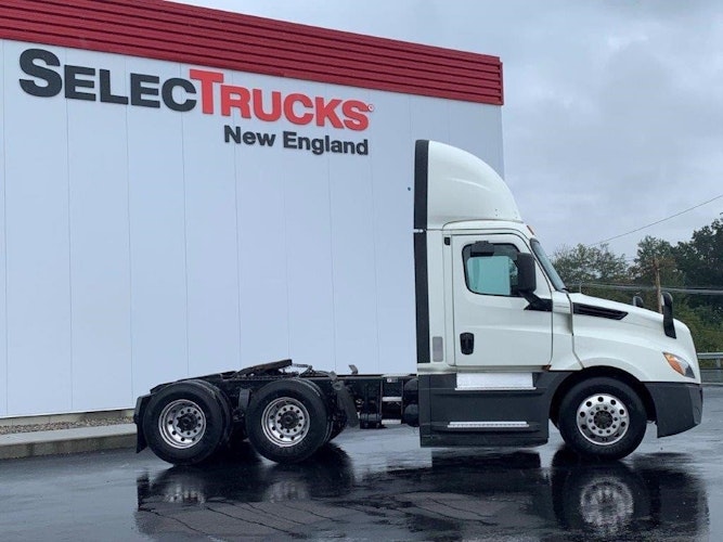 2021 Freightliner Cascadia 126" Day cab photo 2