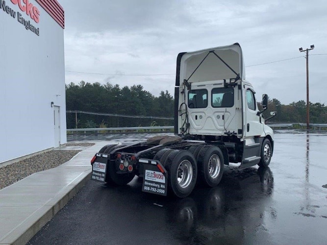2020 Freightliner Cascadia 126" Day cab photo 3