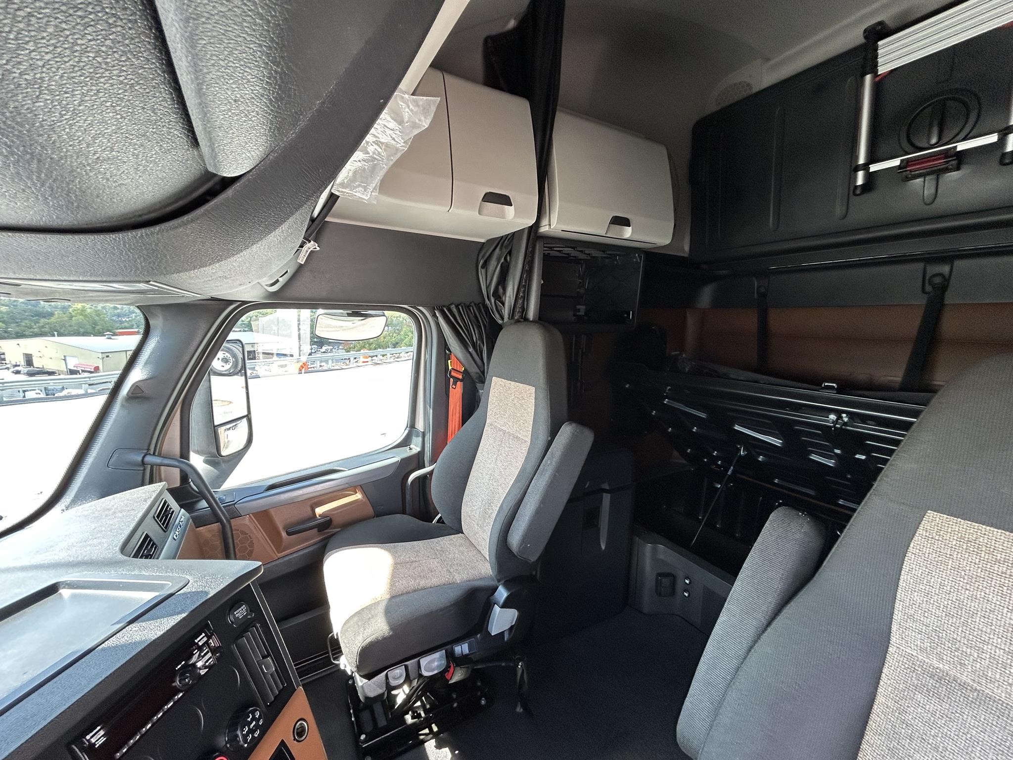 2022 Freightliner Cascadia in New England, MA — photo 6