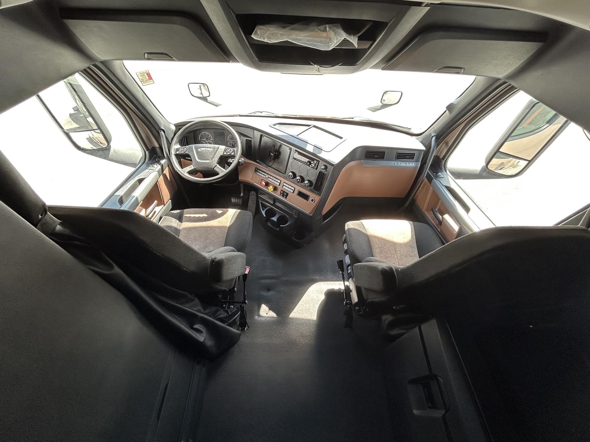 2022 Freightliner Cascadia in New England, MA — photo 7
