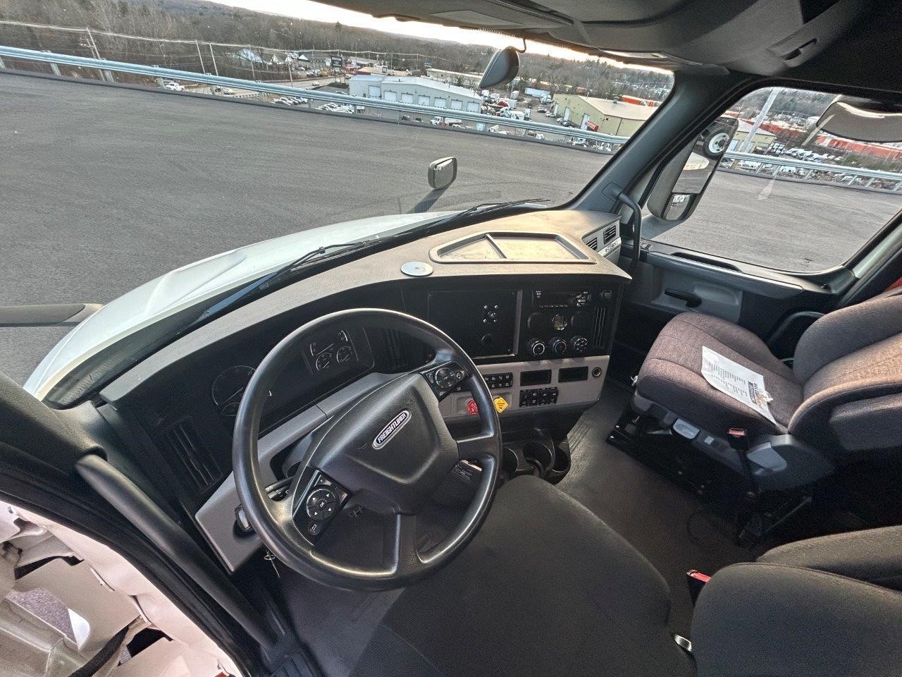 2022 Freightliner Cascadia in New England, MA — photo 6