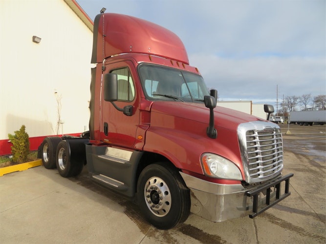 2016 Freightliner Cascadia 125" Sleeper Cab photo 2