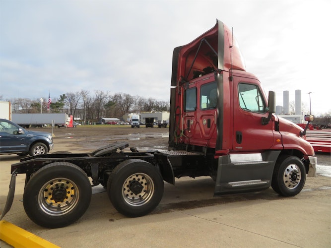 2016 Freightliner Cascadia 125" Sleeper Cab photo 3