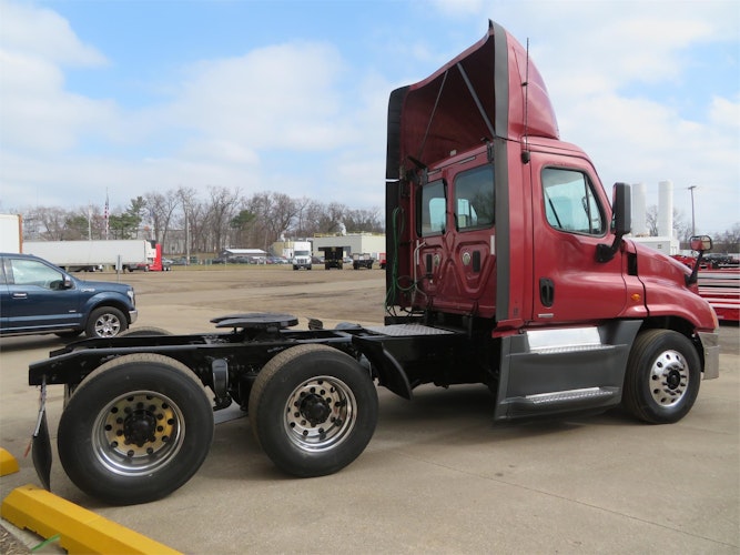 2015 Freightliner Cascadia photo 3
