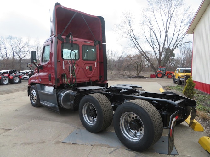 2015 Freightliner Cascadia photo 4