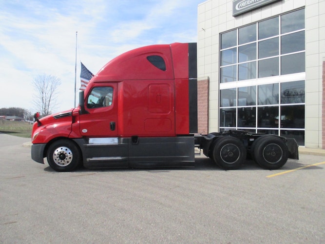 2022 Freightliner Cascadia 126" Sleeper Cab photo 2