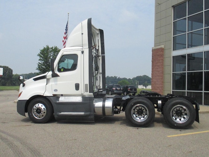 2021 Freightliner Cascadia 126" Day cab photo 2