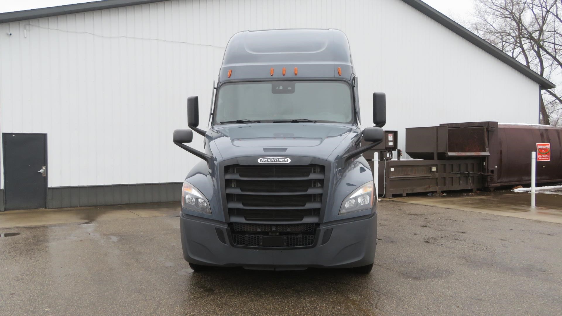 2022 Freightliner Cascadia in MI — photo 2