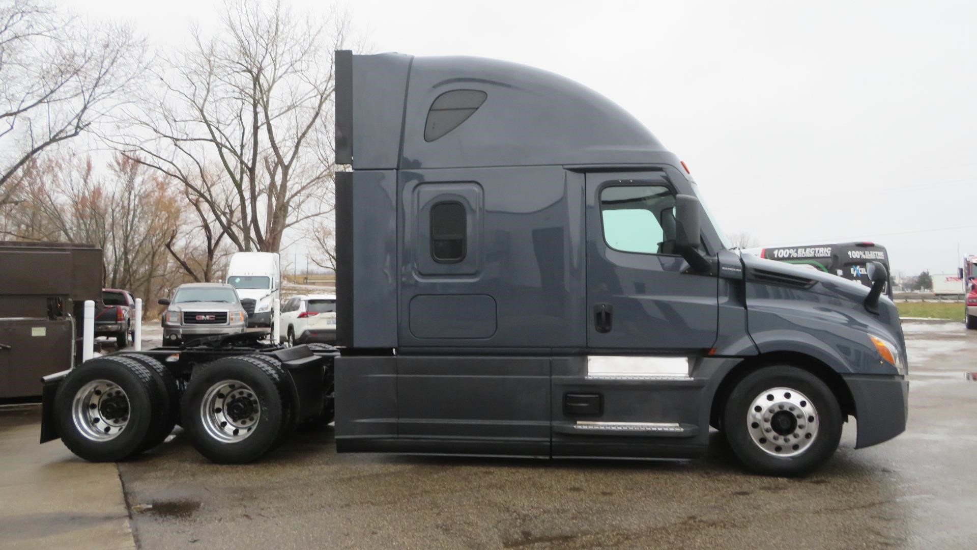 2022 Freightliner Cascadia in MI — photo 4